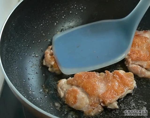 雞腿的新吃法，不蒸不煮不烤，不用一滴油，外香內(nèi)酥太好吃了