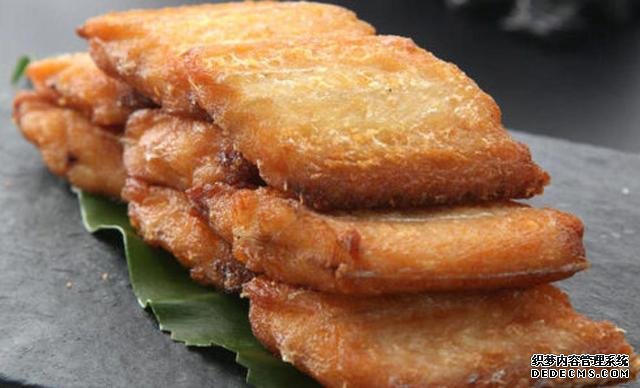 煎帶魚時(shí)，有人裹面粉，有人裹淀粉，大廚：都不對(duì)，教你最香做法