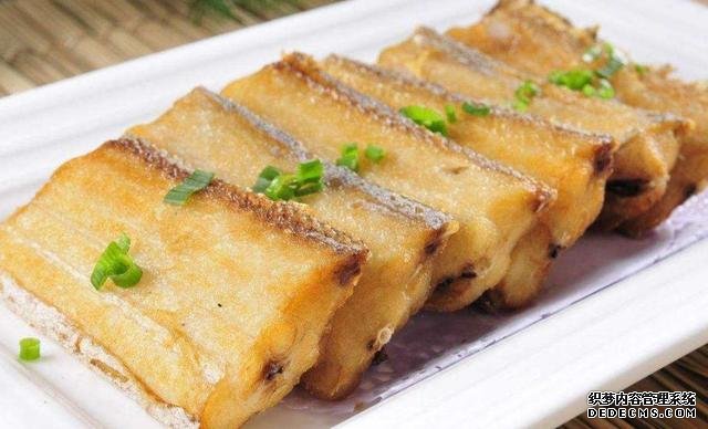 煎帶魚時(shí)，有人裹面粉，有人裹淀粉，大廚：都不對(duì)，教你最香做法