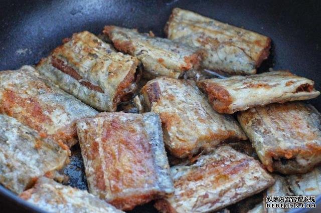 煎帶魚時(shí)，有人裹面粉，有人裹淀粉，大廚：都不對(duì)，教你最香做法