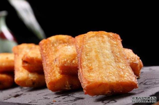 煎帶魚時(shí)，有人裹面粉，有人裹淀粉，大廚：都不對(duì)，教你最香做法