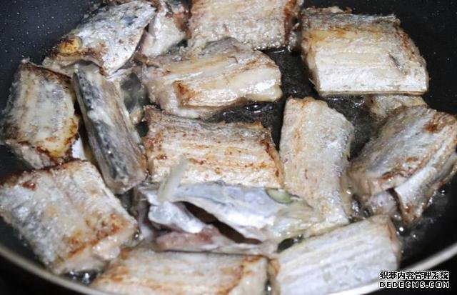 煎帶魚時(shí)，有人裹面粉，有人裹淀粉，大廚：都不對(duì)，教你最香做法