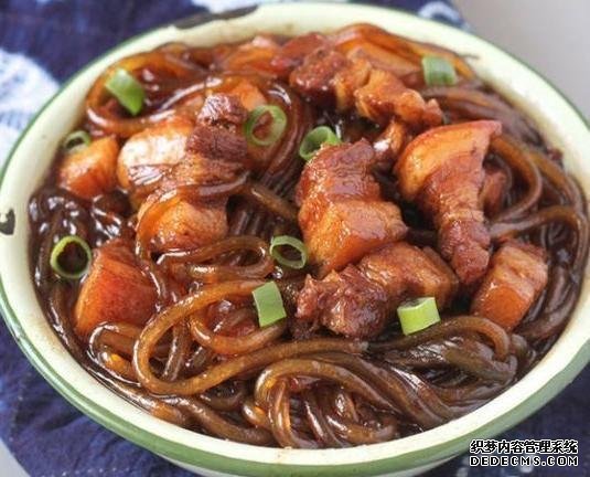 這道東北菜，堪稱燉菜中的經(jīng)典，天冷了吃一鍋，渾身舒坦