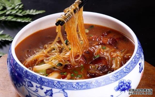 這道東北菜，堪稱燉菜中的經(jīng)典，天冷了吃一鍋，渾身舒坦