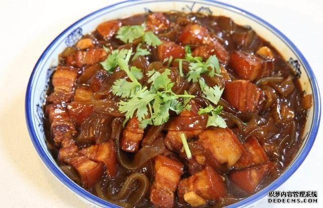 這道東北菜，堪稱燉菜中的經(jīng)典，天冷了吃一鍋，渾身舒坦