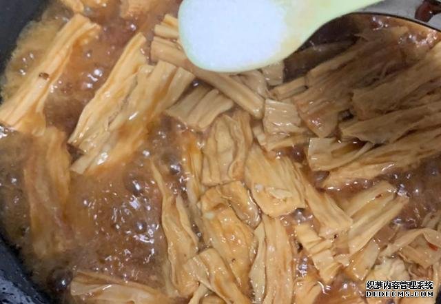腐竹這么做，比肉還好吃，鮮香美味超下飯，必備家常菜