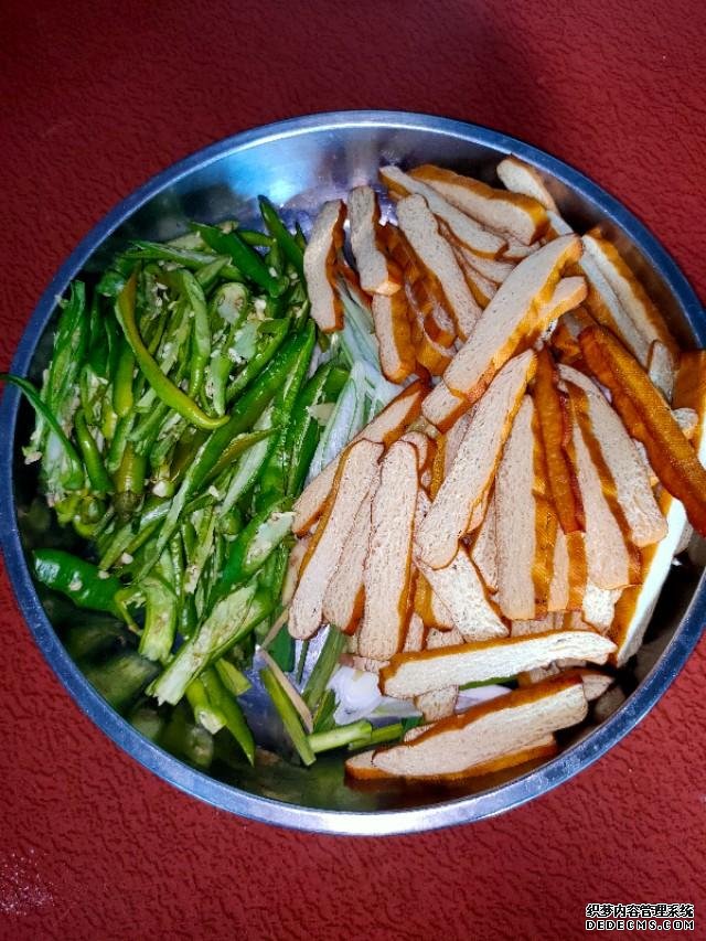 工地農(nóng)民工，必備的下飯菜，安逸