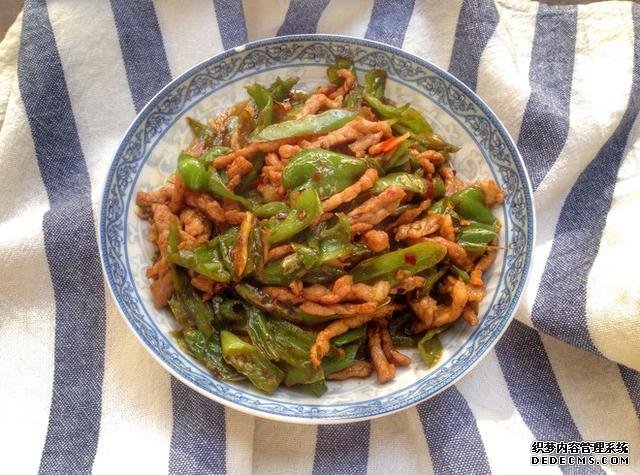 同學(xué)聚會(huì)點(diǎn)了9個(gè)菜，滿滿家鄉(xiāng)記憶，每道都搶手，女生也能吃3碗飯