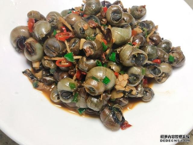 同學(xué)聚會(huì)點(diǎn)了9個(gè)菜，滿滿家鄉(xiāng)記憶，每道都搶手，女生也能吃3碗飯