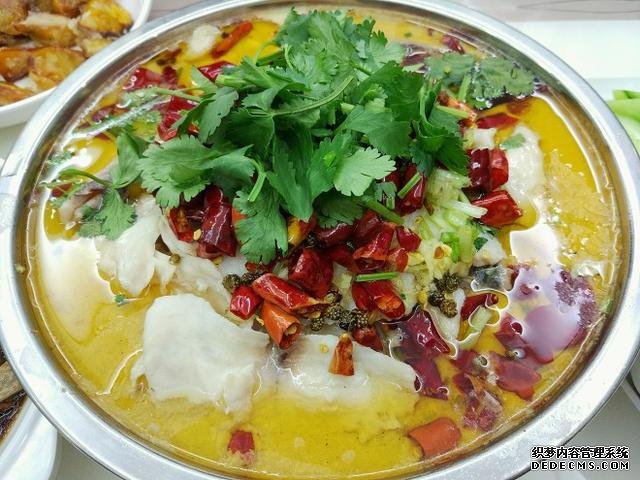 同學(xué)聚會(huì)點(diǎn)了9個(gè)菜，滿滿家鄉(xiāng)記憶，每道都搶手，女生也能吃3碗飯