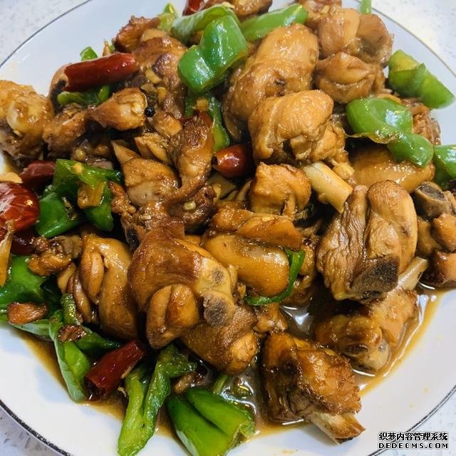 同學(xué)聚會(huì)點(diǎn)了9個(gè)菜，滿滿家鄉(xiāng)記憶，每道都搶手，女生也能吃3碗飯