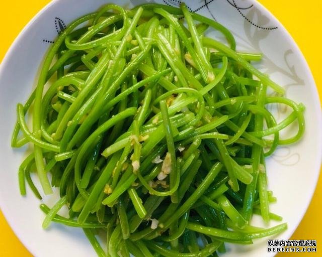 同學(xué)聚會(huì)點(diǎn)了9個(gè)菜，滿滿家鄉(xiāng)記憶，每道都搶手，女生也能吃3碗飯