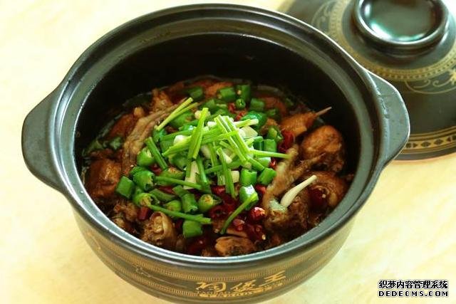 同學(xué)聚會(huì)點(diǎn)了9個(gè)菜，滿滿家鄉(xiāng)記憶，每道都搶手，女生也能吃3碗飯