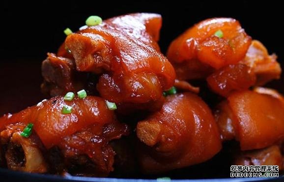 買豬蹄時(shí)，前腳和后腳口感差別大，方法教給你，可別買錯(cuò)了