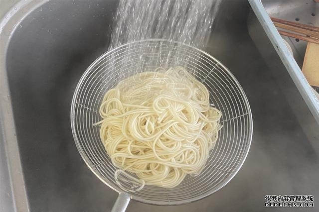 用掛面做炒面，不要煮過就炒，多加2步，不坨不粘鍋，根根分明