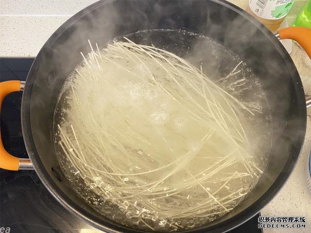 用掛面做炒面，不要煮過就炒，多加2步，不坨不粘鍋，根根分明
