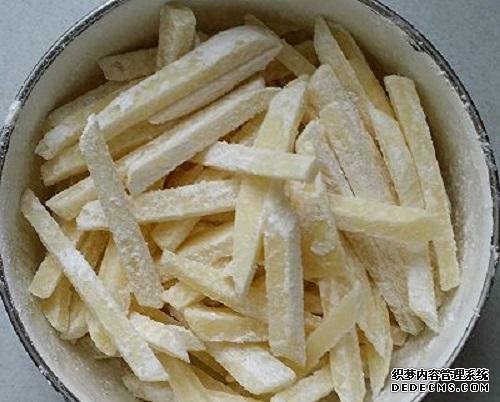炸薯條時，土豆最忌焯水直接炸，多加這1步，薯條香脆不回軟