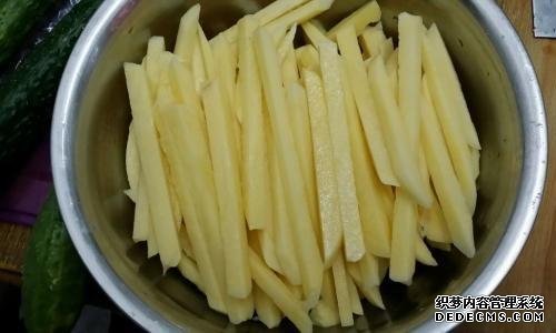 炸薯條時，土豆最忌焯水直接炸，多加這1步，薯條香脆不回軟