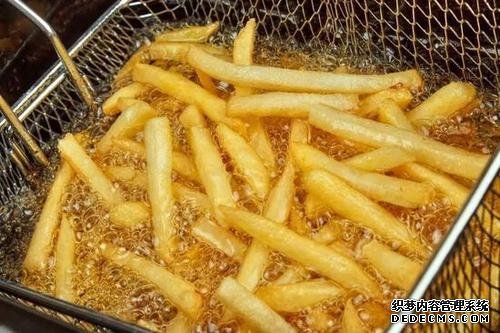 炸薯條時，土豆最忌焯水直接炸，多加這1步，薯條香脆不回軟