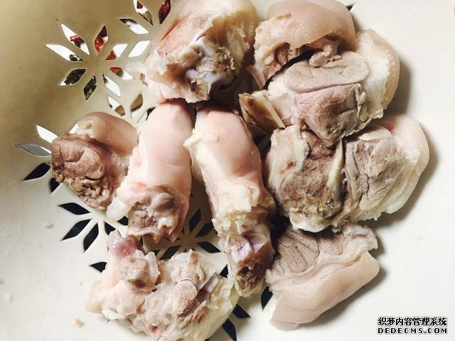 黃豆?fàn)F豬腳這樣做，豬腳不腥還軟綿，香糯又美味，一鍋都不夠吃