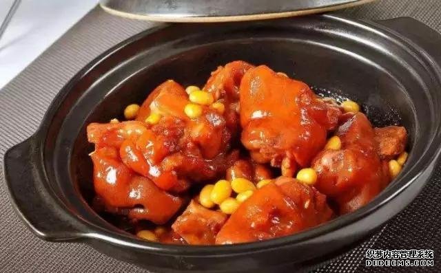 黃豆?fàn)F豬腳這樣做，豬腳不腥還軟綿，香糯又美味，一鍋都不夠吃