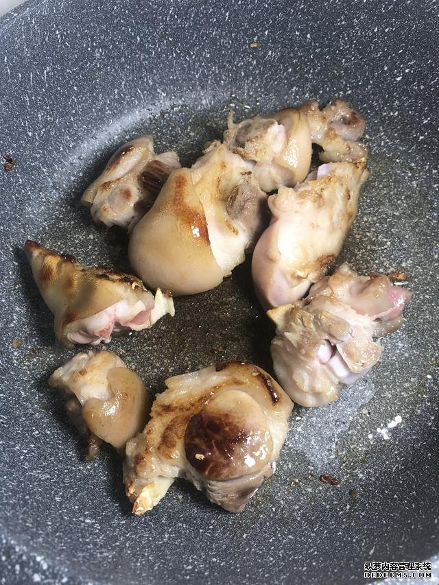 黃豆?fàn)F豬腳這樣做，豬腳不腥還軟綿，香糯又美味，一鍋都不夠吃