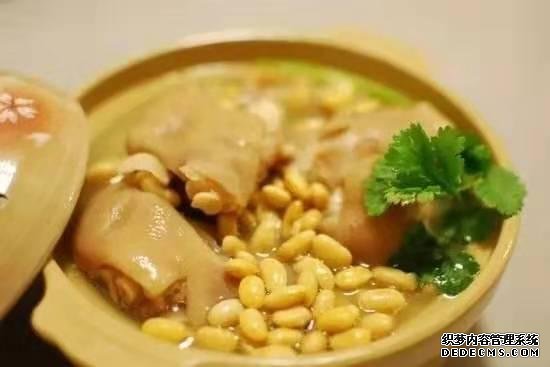 黃豆?fàn)F豬腳這樣做，豬腳不腥還軟綿，香糯又美味，一鍋都不夠吃