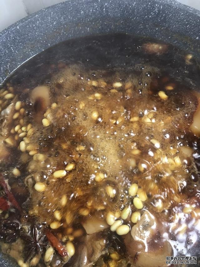 黃豆?fàn)F豬腳這樣做，豬腳不腥還軟綿，香糯又美味，一鍋都不夠吃