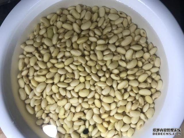 黃豆?fàn)F豬腳這樣做，豬腳不腥還軟綿，香糯又美味，一鍋都不夠吃