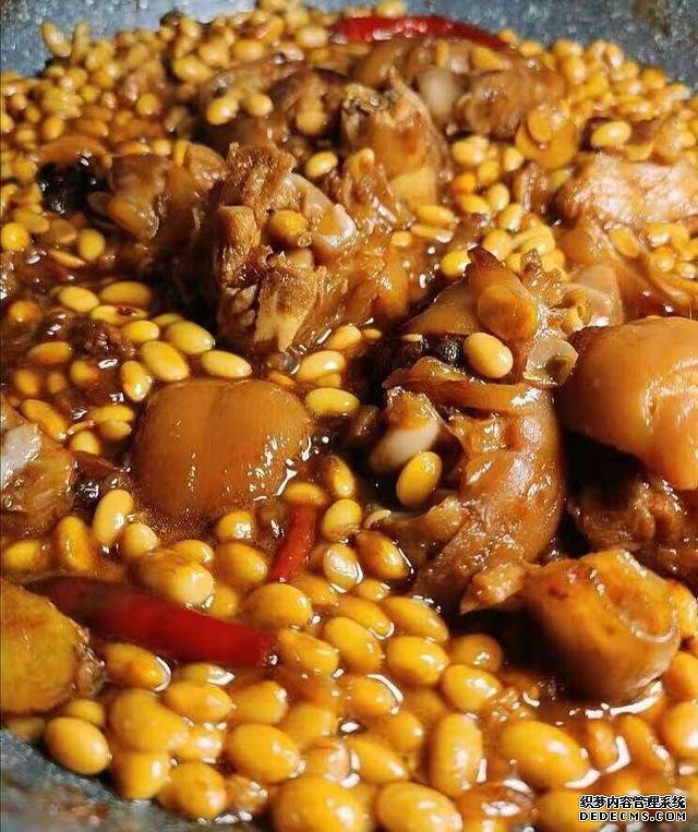 黃豆?fàn)F豬腳這樣做，豬腳不腥還軟綿，香糯又美味，一鍋都不夠吃