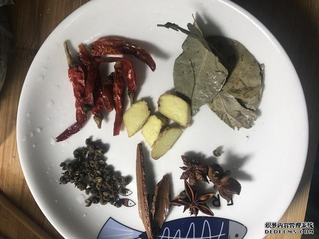 黃豆?fàn)F豬腳這樣做，豬腳不腥還軟綿，香糯又美味，一鍋都不夠吃