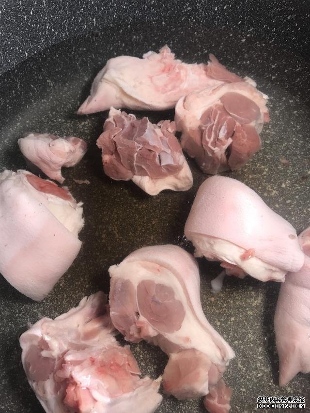 黃豆?fàn)F豬腳這樣做，豬腳不腥還軟綿，香糯又美味，一鍋都不夠吃
