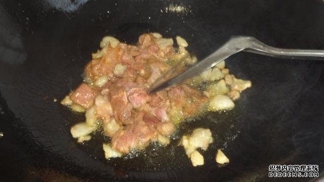花菜燒肉做法，色香味俱全，能讓你多吃幾碗飯