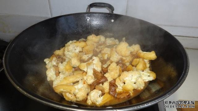 花菜燒肉做法，色香味俱全，能讓你多吃幾碗飯