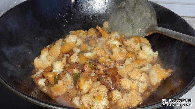 花菜燒肉做法，色香味俱全，能讓你多吃幾碗飯