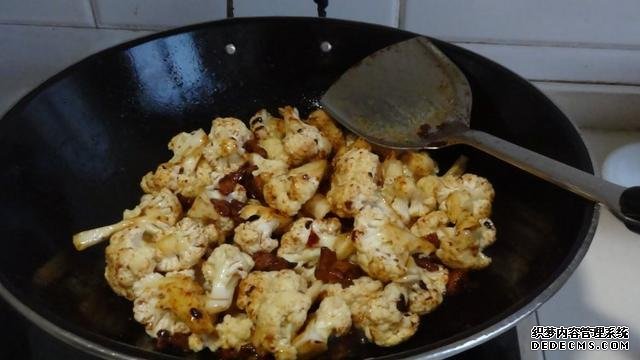 花菜燒肉做法，色香味俱全，能讓你多吃幾碗飯