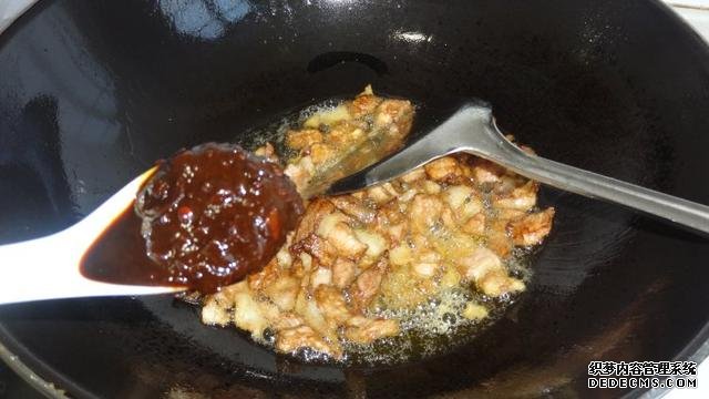 花菜燒肉做法，色香味俱全，能讓你多吃幾碗飯