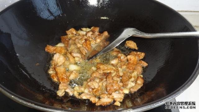 花菜燒肉做法，色香味俱全，能讓你多吃幾碗飯
