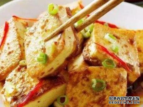 雞蛋肉末炒豆腐、臘味燜飯、辣炒脆骨這幾道家常菜的做法