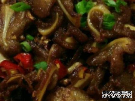 雞蛋肉末炒豆腐、臘味燜飯、辣炒脆骨這幾道家常菜的做法