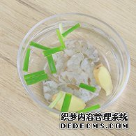 步驟圖:蝦仁放入蔥姜水中，浸泡10分鐘去腥。把姜片、蔥段放