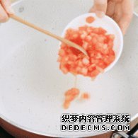 步驟圖:鍋中倒入番茄丁，翻炒出汁，大約需要5分鐘。每個爐灶