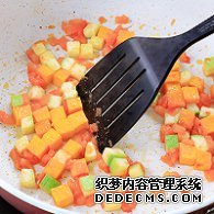 步驟圖:接著倒入西葫蘆丁和南瓜丁，翻炒變軟，大約12分鐘。
