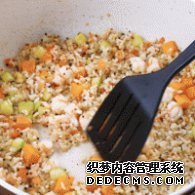 步驟圖:再倒入蝦仁、藜麥飯、大米飯，用鏟子翻炒5分鐘。