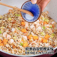步驟圖:最后倒入鹽，用鏟子翻炒入味。