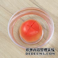步驟圖:番茄用刀劃十字，放入開水中浸泡10分鐘。番茄開水浸