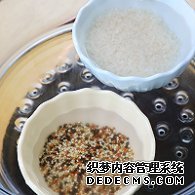 步驟圖:藜麥中加入40毫升清水，大米中加入60毫升清水，冷