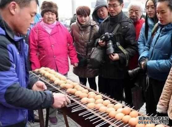 下崗大叔賣“天價”雞蛋，十元1串，食客：吃完一口還想第二口