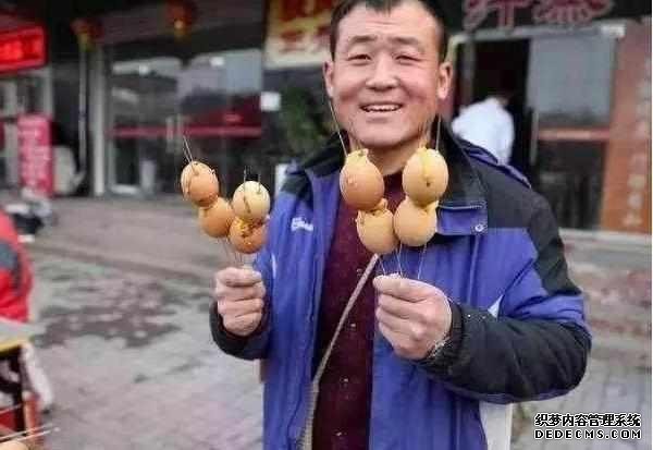 下崗大叔賣“天價”雞蛋，十元1串，食客：吃完一口還想第二口