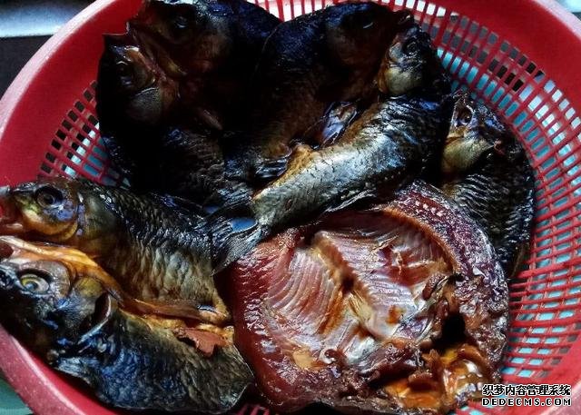 鯽魚我只服這樣做，稍微腌制風(fēng)干，做好一次可以吃上半年